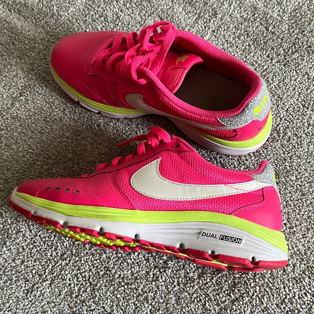 Nike Hot pink dual fusion sneakers